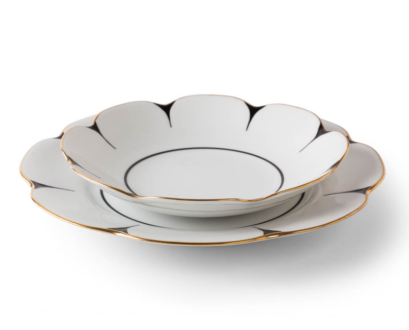 Molecot drops dinner plate